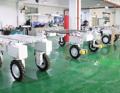 ¿Puede un chasis de robot con tracción en las cuatro ruedas lograr una agricultura sin daños en huertos estrechos?