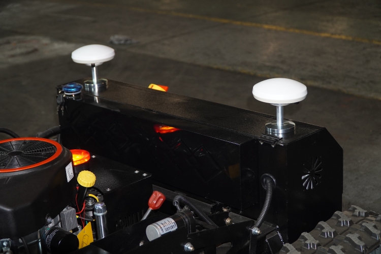 جزازة عشب زاحفة ذاتية القيادة