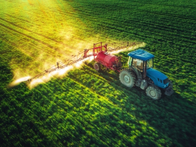 ¿Cómo funciona la dirección automática de un tractor?