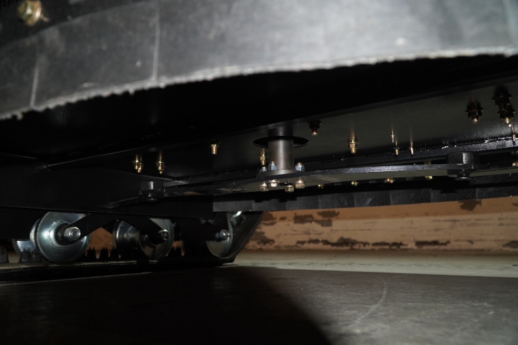 جزازة عشب زاحفة ذاتية القيادة