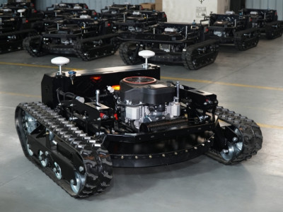 Quelles sont les caractéristiques d'une tondeuse à gazon autonome à chenilles ?
