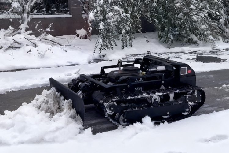 جزازة عشب زاحفة ذاتية القيادة