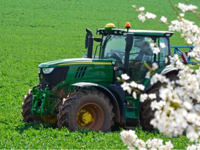 ¿Qué hay que tener en cuenta al utilizar un sistema de navegación para maquinaria agrícola?