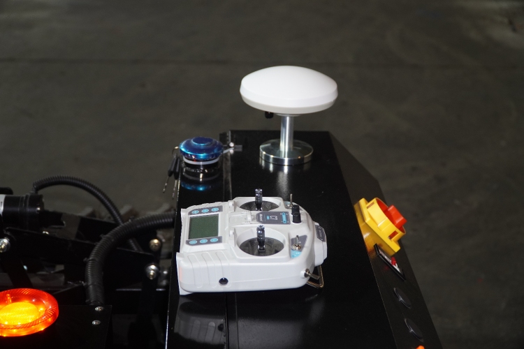 جزازة عشب زاحفة ذاتية القيادة